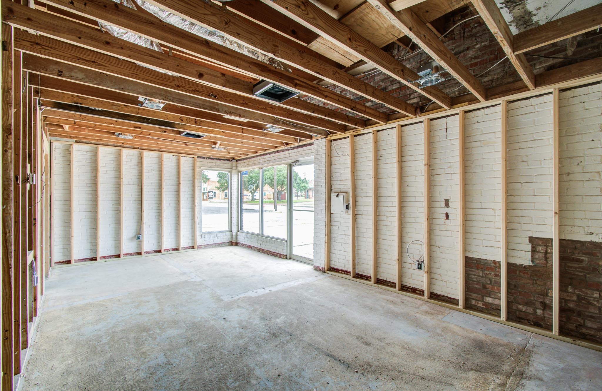 401 East Main Street Eagle Lake, TX 77434 - Photo 9 of 23 a view of an empty room with a window
