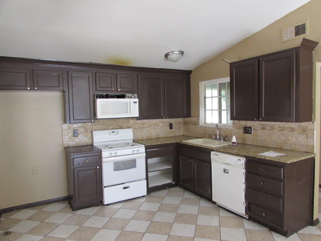 44122 Raysack Avenue Lancaster, CA 93535 - Photo 22 of 29 197-494996 - Kitchen