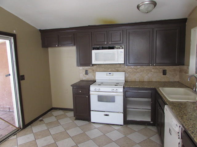 44122 Raysack Avenue Lancaster, CA 93535 - Photo 23 of 29 197-494996 - Kitchen