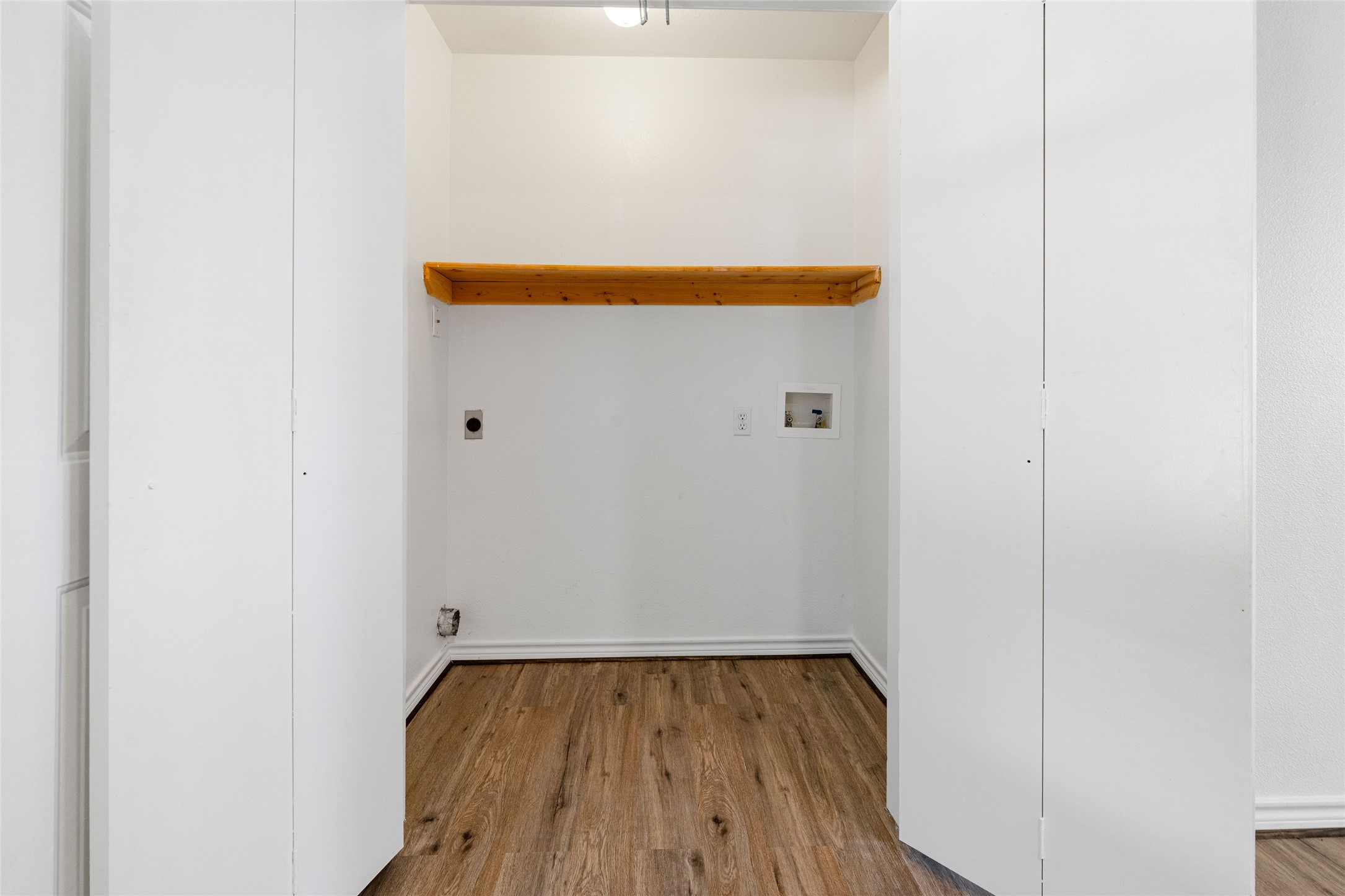 210 Brazos Street, Unit 102 Brazoria, TX 77422 - Photo 6 of 20 a bathroom with a sink