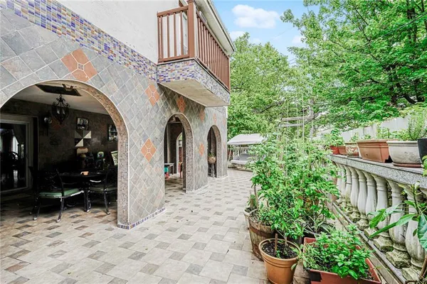 a view of entryway with a garden