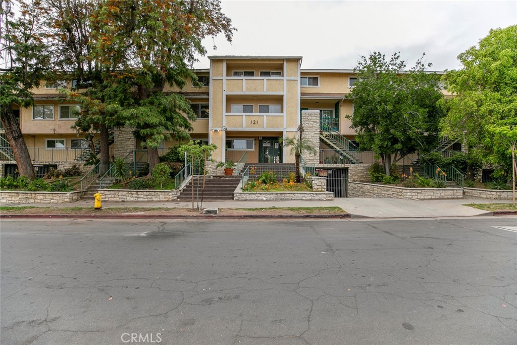 121 Sinclair Avenue, Unit 122 Glendale, CA 91206 - Photo 22 of 23 front view of a building