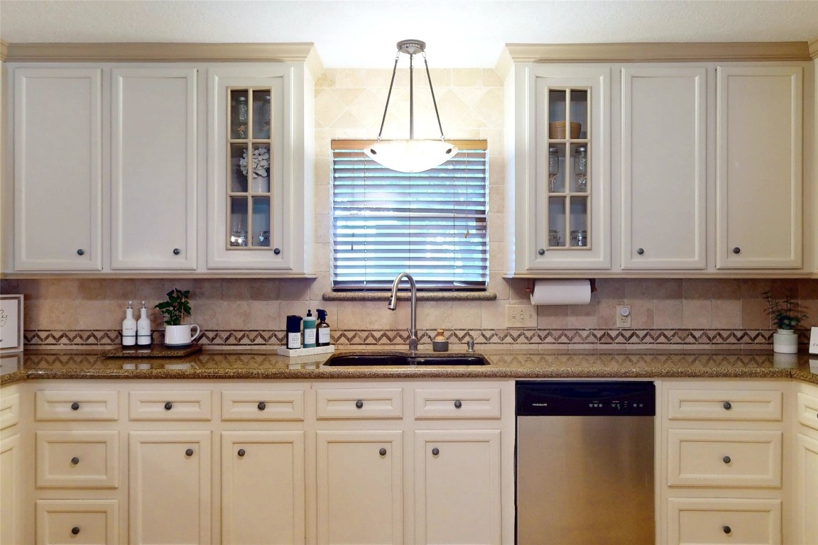 142 Sentinel Oaks Pinehurst, TX 77362 - Photo 14 of 41 a kitchen with granite countertop white cabinets and stainless steel appliances