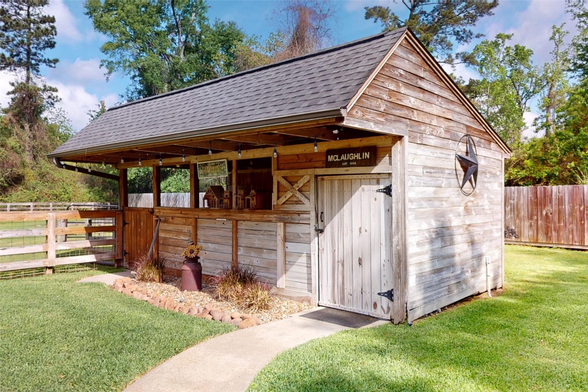 142 Sentinel Oaks Pinehurst, TX 77362 - Photo 28 of 41 Private Stable!