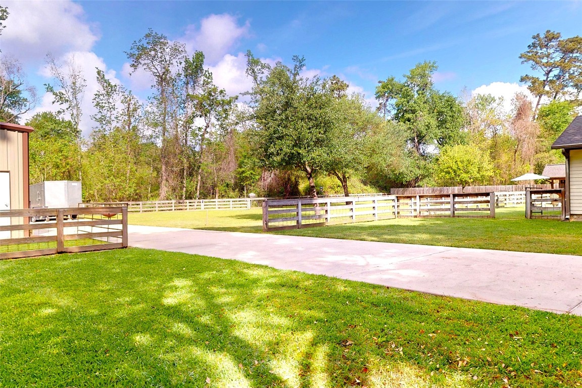 142 Sentinel Oaks Pinehurst, TX 77362 - Photo 30 of 41 Huge driveway for all your toys!