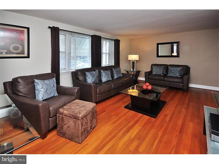 9122 Wooden Bridge Road Philadelphia, PA 19136 - Photo 6 of 25 Family Room