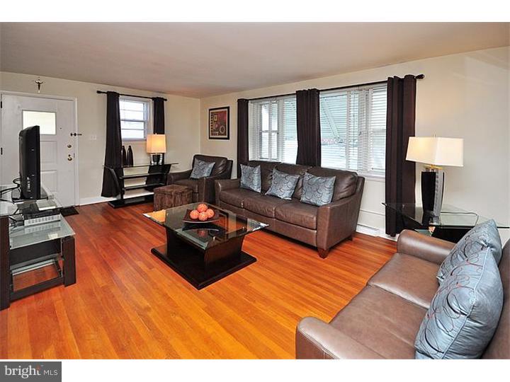 9122 Wooden Bridge Road Philadelphia, PA 19136 - Photo 7 of 25 Family Room