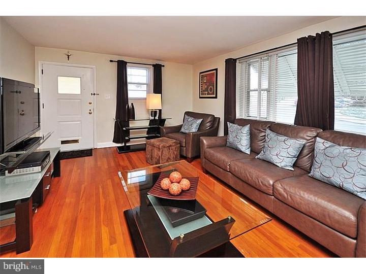 9122 Wooden Bridge Road Philadelphia, PA 19136 - Photo 8 of 25 Family Room