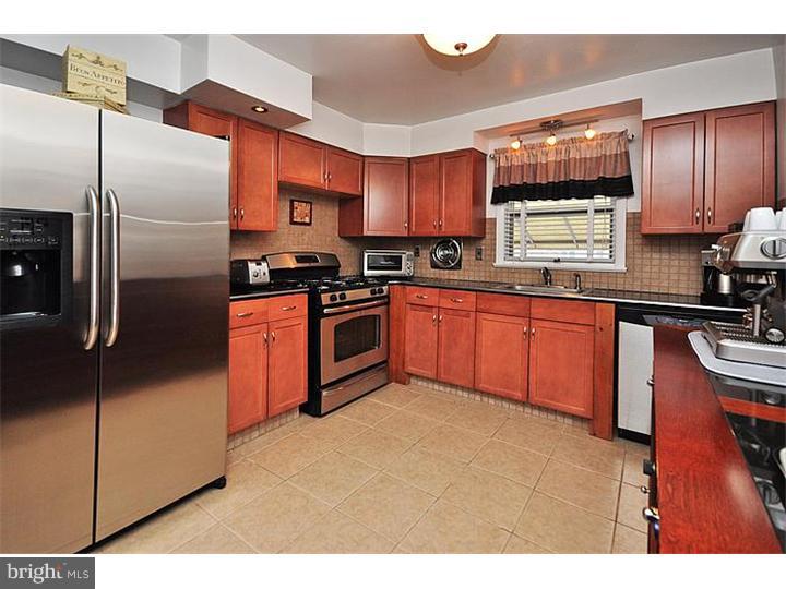 9122 Wooden Bridge Road Philadelphia, PA 19136 - Photo 9 of 25 Kitchen