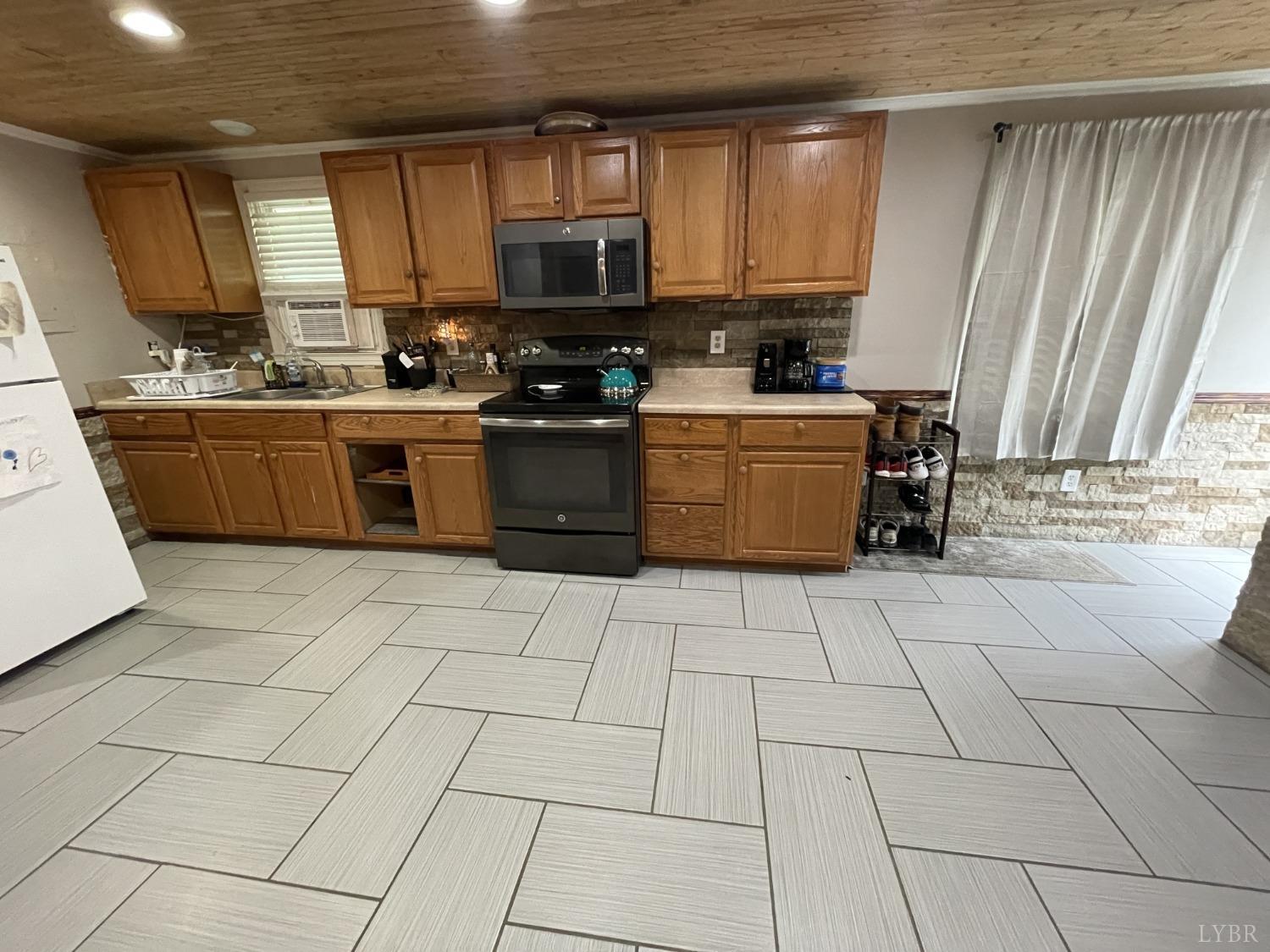 1641 Gallows Road Gretna, VA 24557 - Photo 4 of 20