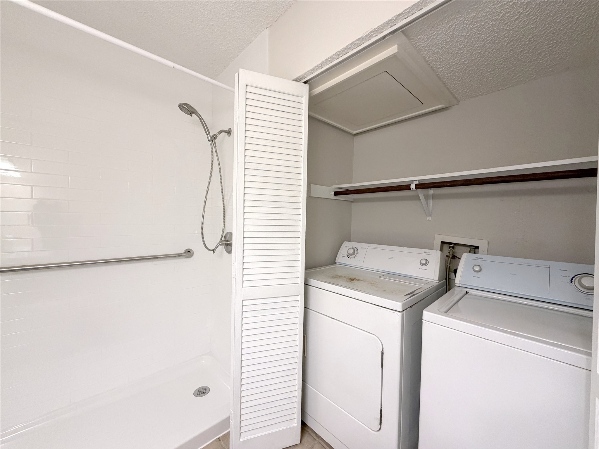 7103 Brendam Lane Houston, TX 77072 - Photo 21 of 24 Lundry area in bathroom