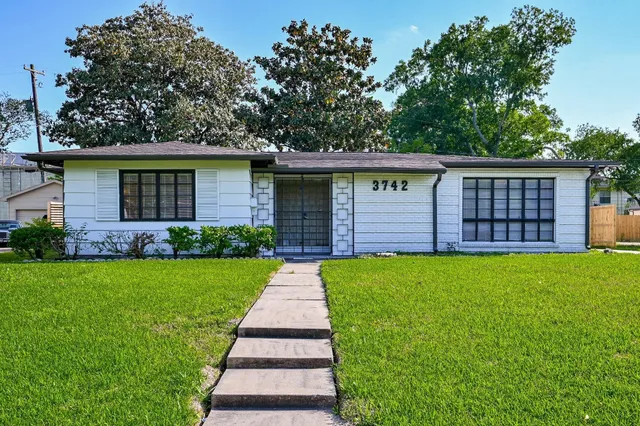 $2,500 | 3742 Charleston Street, Houston, TX 77021