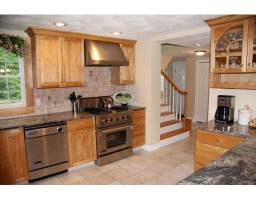 18 Governor Peabody Road Billerica, MA 01821 - Photo 4 of 21