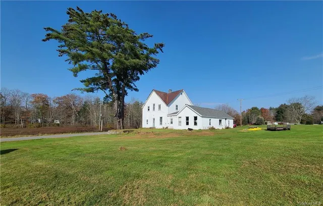 a view of a house with a big yard