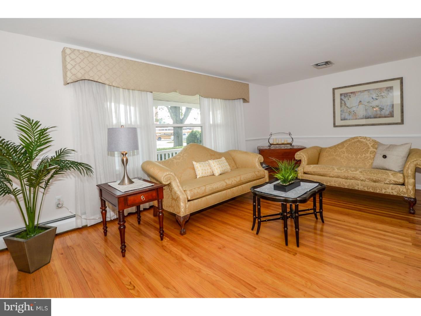 800 Roelofs Road Yardley, PA 19067 - Photo 6 of 25 Living Room