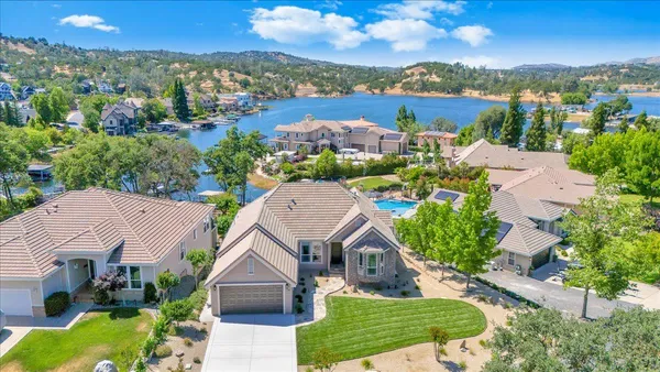 an aerial view of a house with outdoor space and lake view