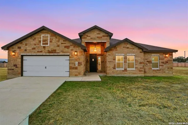 $460,000 | 100 West Short Meadow Drive, Lytle, TX 78052