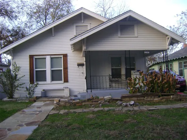 a view of front a house with a yard