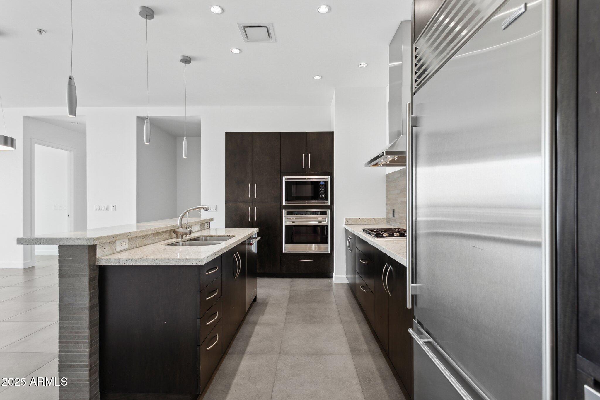 15215 North Kierland Boulevard, Unit 733 Scottsdale, AZ 85254 - Photo 8 of 38 Sleek Modern Kitchen Design