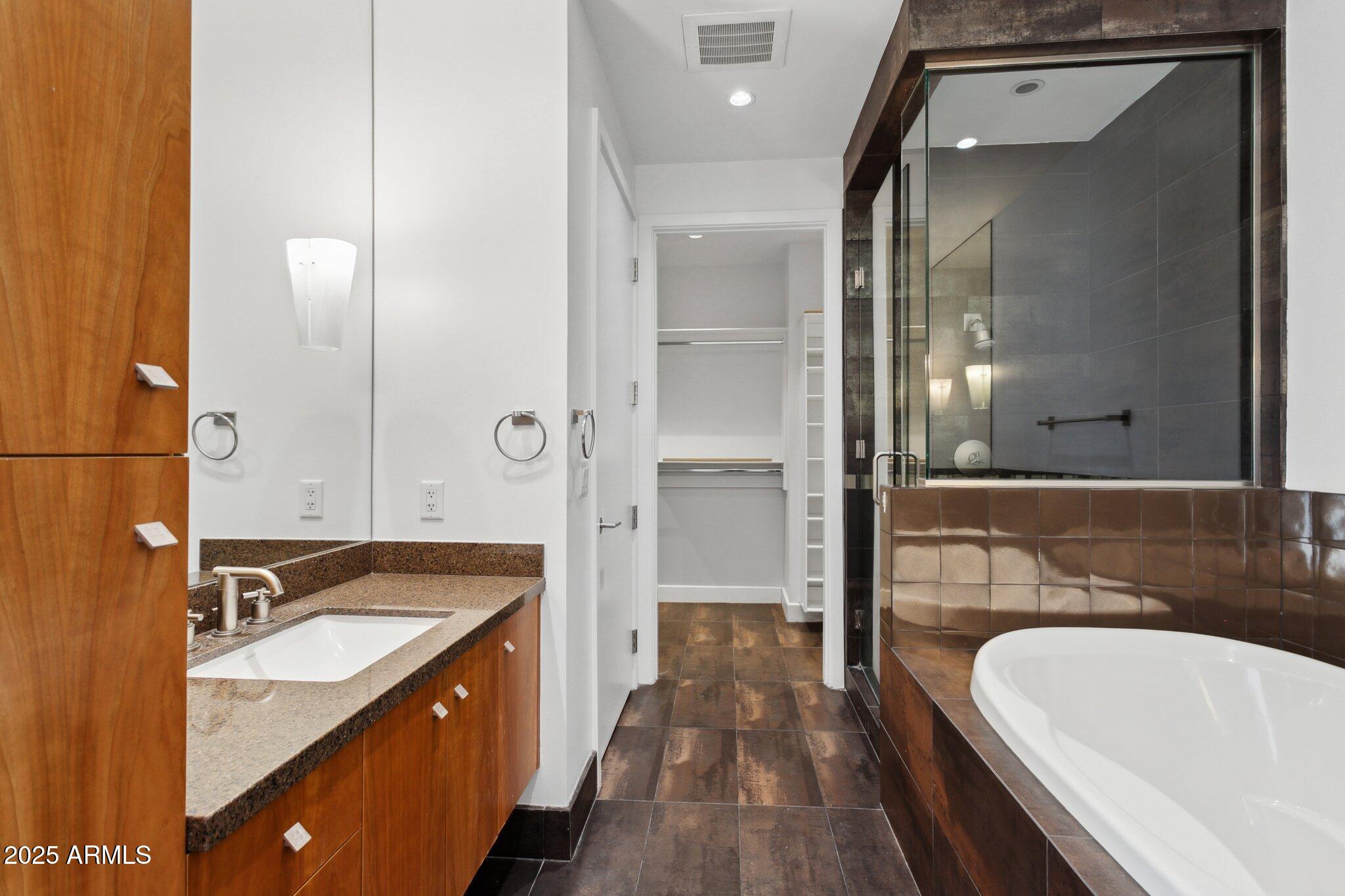 15215 North Kierland Boulevard, Unit 733 Scottsdale, AZ 85254 - Photo 15 of 38 Primary Ensuite