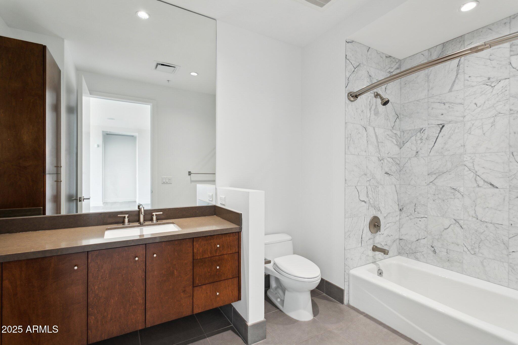 15215 North Kierland Boulevard, Unit 733 Scottsdale, AZ 85254 - Photo 22 of 38 Guest Bath