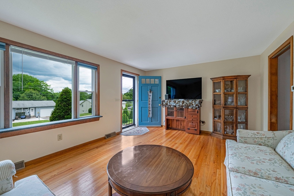 50 Emerson Street Springfield, MA 01118 - Photo 2 of 42