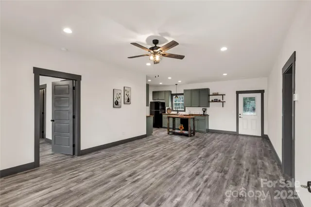 a view of a livingroom with furniture and a ceiling fan