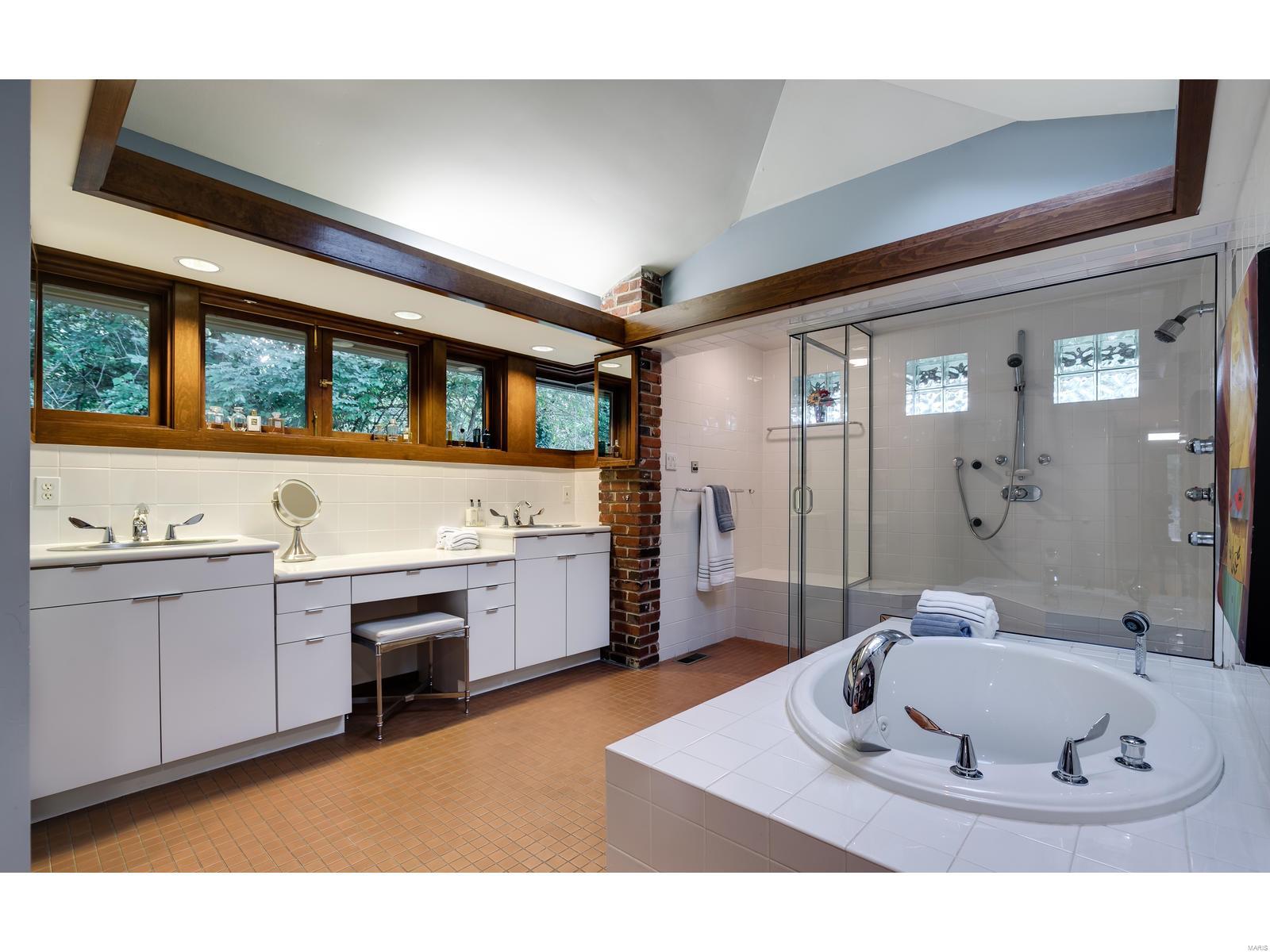 24 Dielman Road Ladue, MO 63124 - Photo 19 of 32 Gallery Image 19