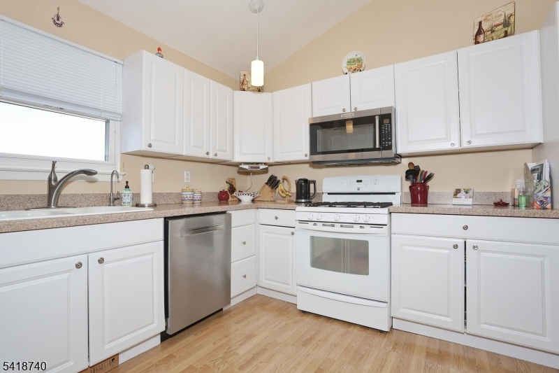 79 Highview Terrace Dover, NJ 07801 - Photo 10 of 37