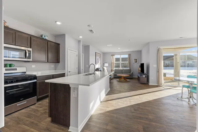 $355,000 | 906 Homerton Boulevard, North Aurora, IL 60542