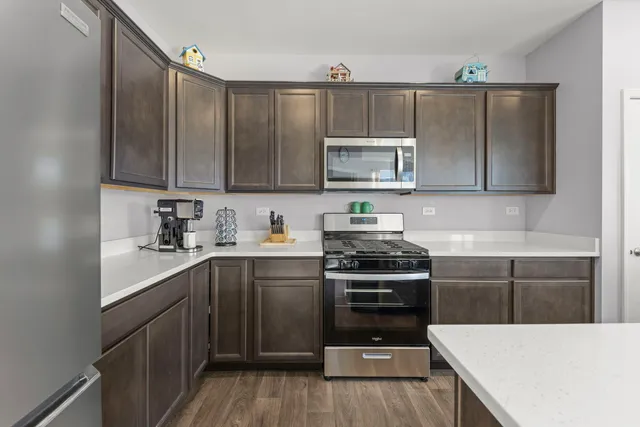 $355,000 | 906 Homerton Boulevard, North Aurora, IL 60542