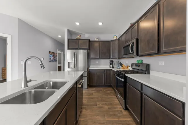 $355,000 | 906 Homerton Boulevard, North Aurora, IL 60542