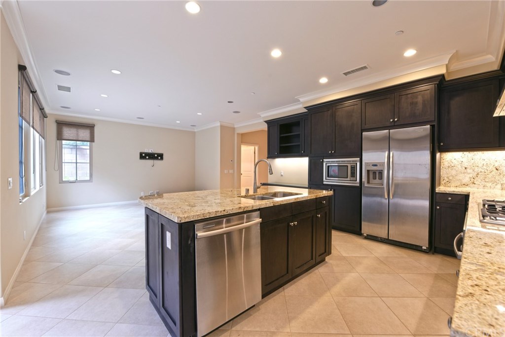 47 Bianco Irvine, CA 92618 - Photo 4 of 37