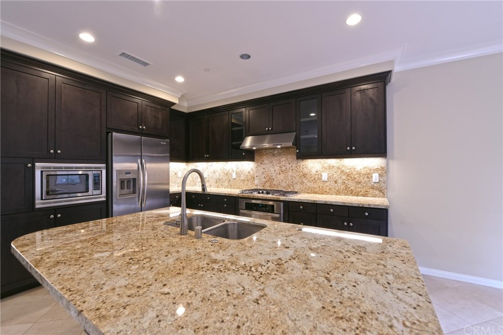 47 Bianco Irvine, CA 92618 - Photo 6 of 37