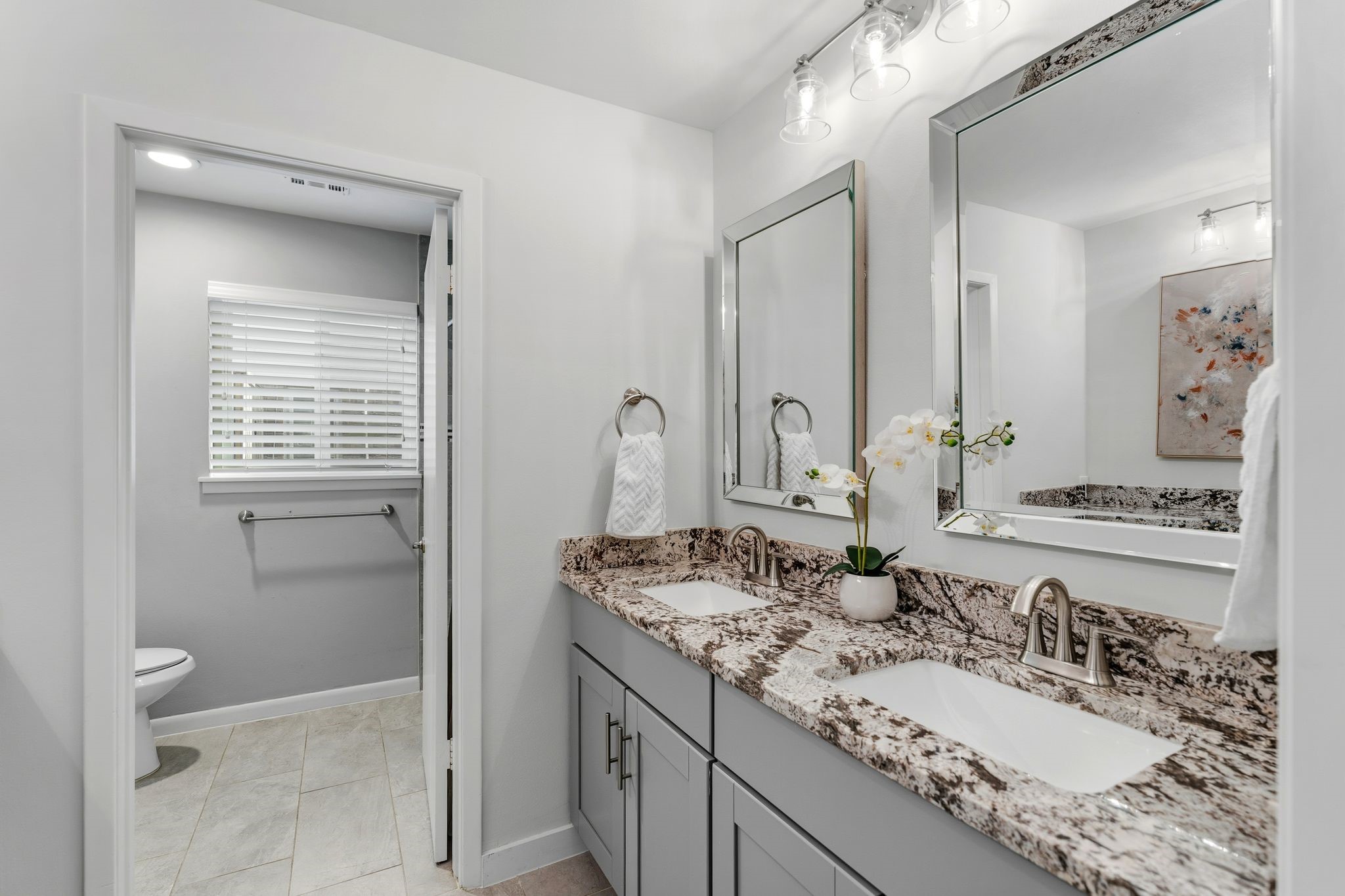 5706 Ariel Street Houston, TX 77096 - Photo 22 of 31 Secondary bath is exceptionally spacious! **features tub/shower combo