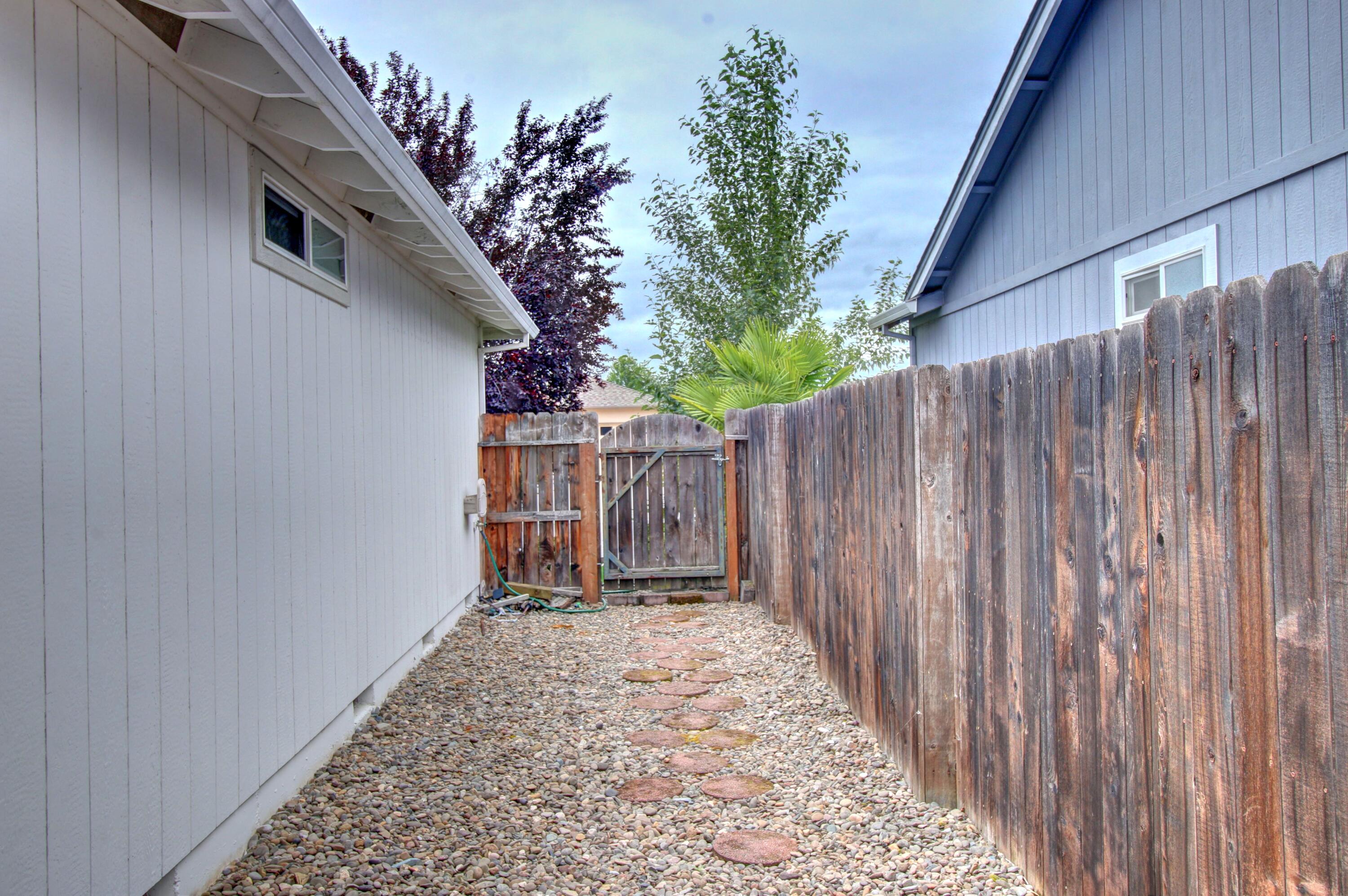 2629 Rabun Way Central Point, OR 97502 - Photo 34 of 35 IMG_1312_3_4_1_tonemapped (1)
