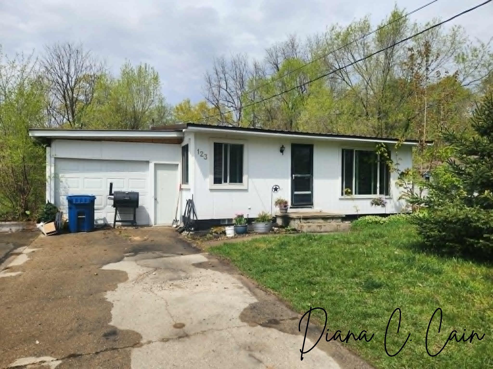 123 Riverside Dr