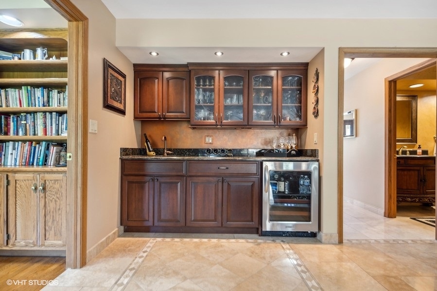 467 81st Street Burr Ridge, IL 60527 - Photo 15 of 45 a view of an entryway with kitchen