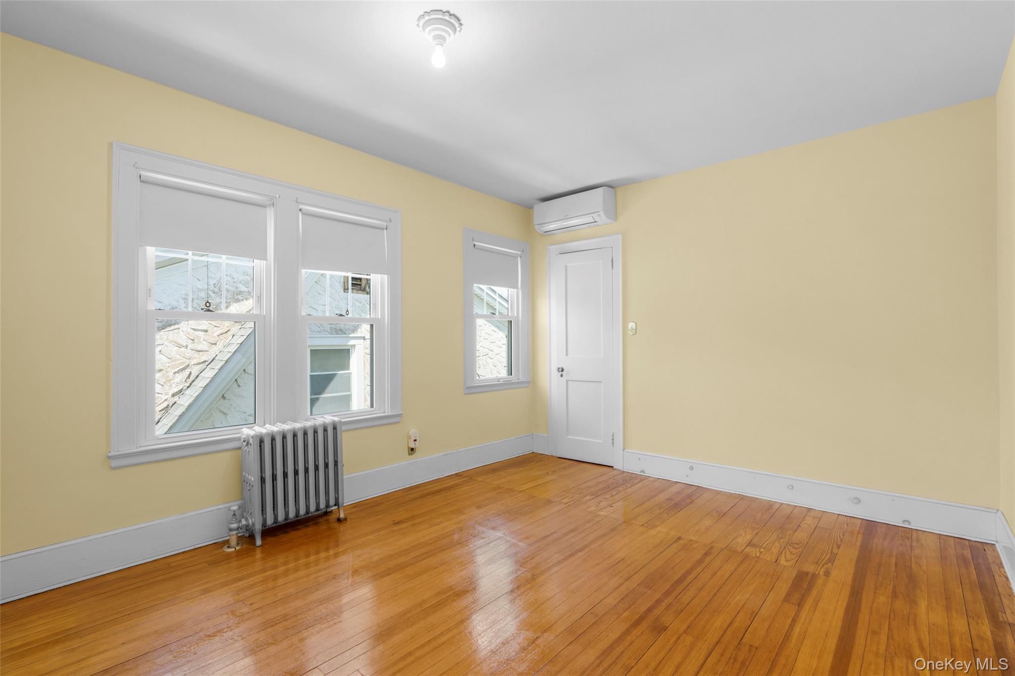 42 Crestview Street New Rochelle, NY 10801 - Photo 15 of 23 Large bedroom
