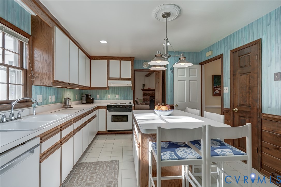 8623 Brown Summit Road North Chesterfield, VA 23235 - Photo 16 of 43 All appliances convey. Includes a pantry closet.