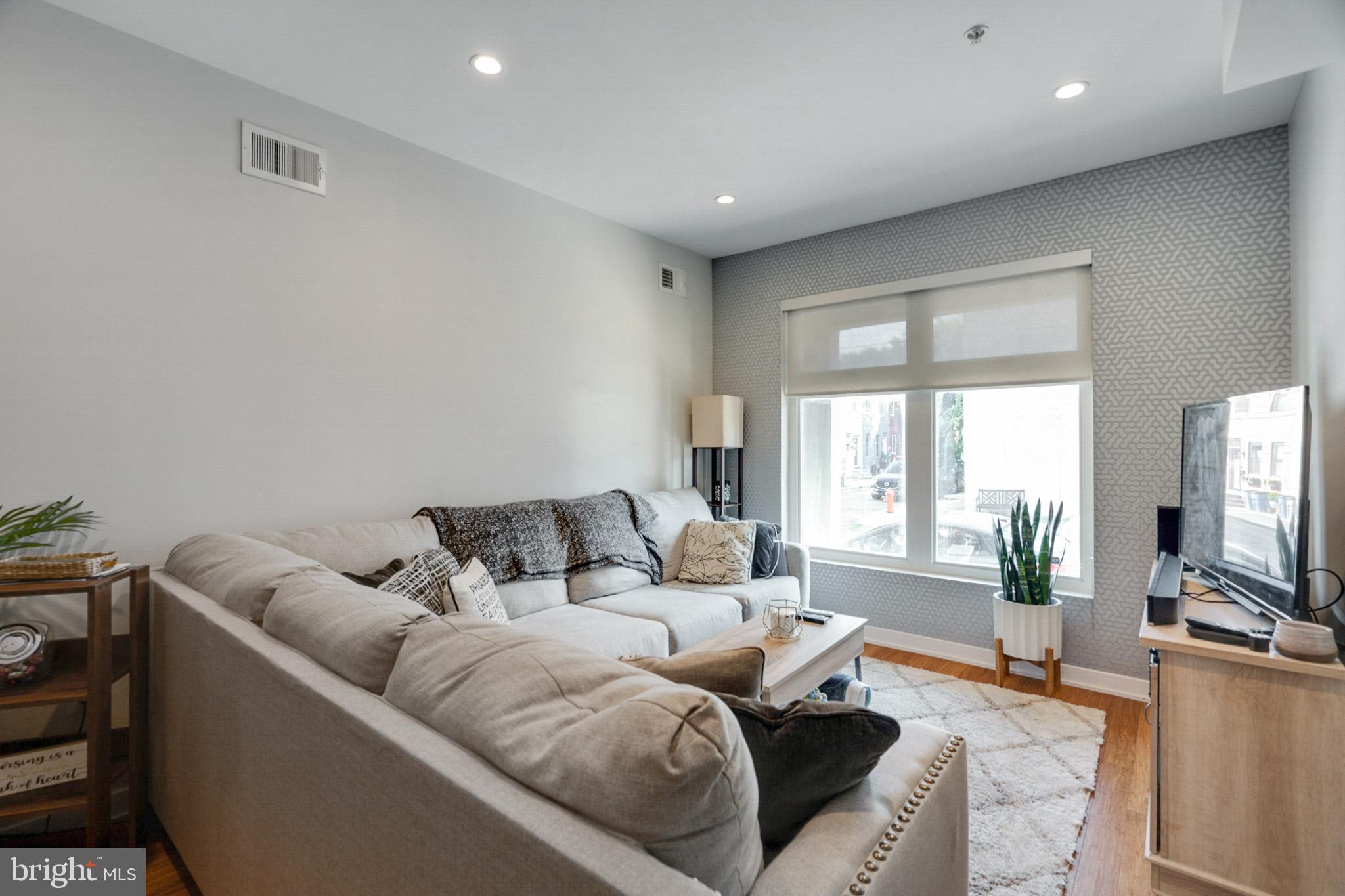 1637 Carpenter Street Philadelphia, PA 19146 - Photo 16 of 44 Unit 2: Living Room