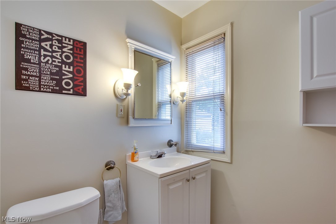 5384 Summit Road Lyndhurst, OH 44124 - Photo 6 of 30 Large main bath!