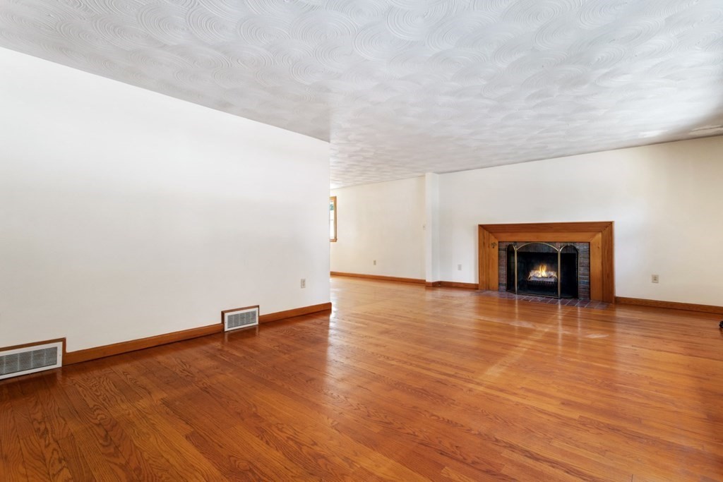 10 Witham Street Lynnfield, MA 01940 - Photo 4 of 36