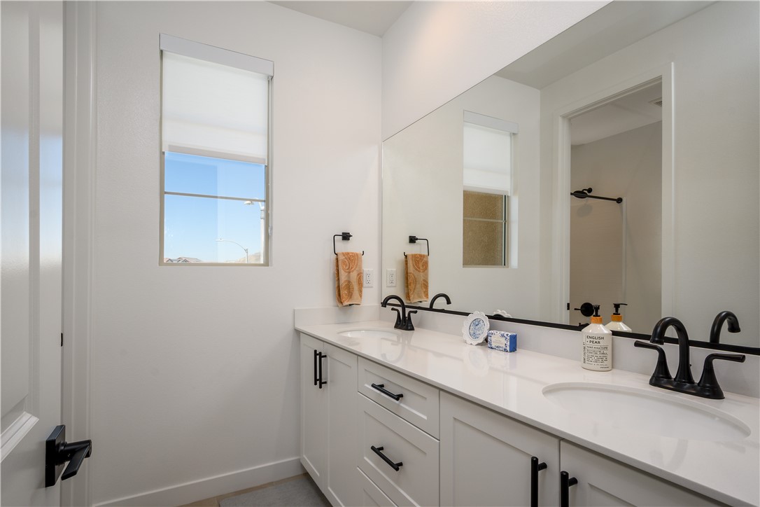 2821 Bridgetide Road Corona, CA 92883 - Photo 28 of 38 Upstairs Full Bath