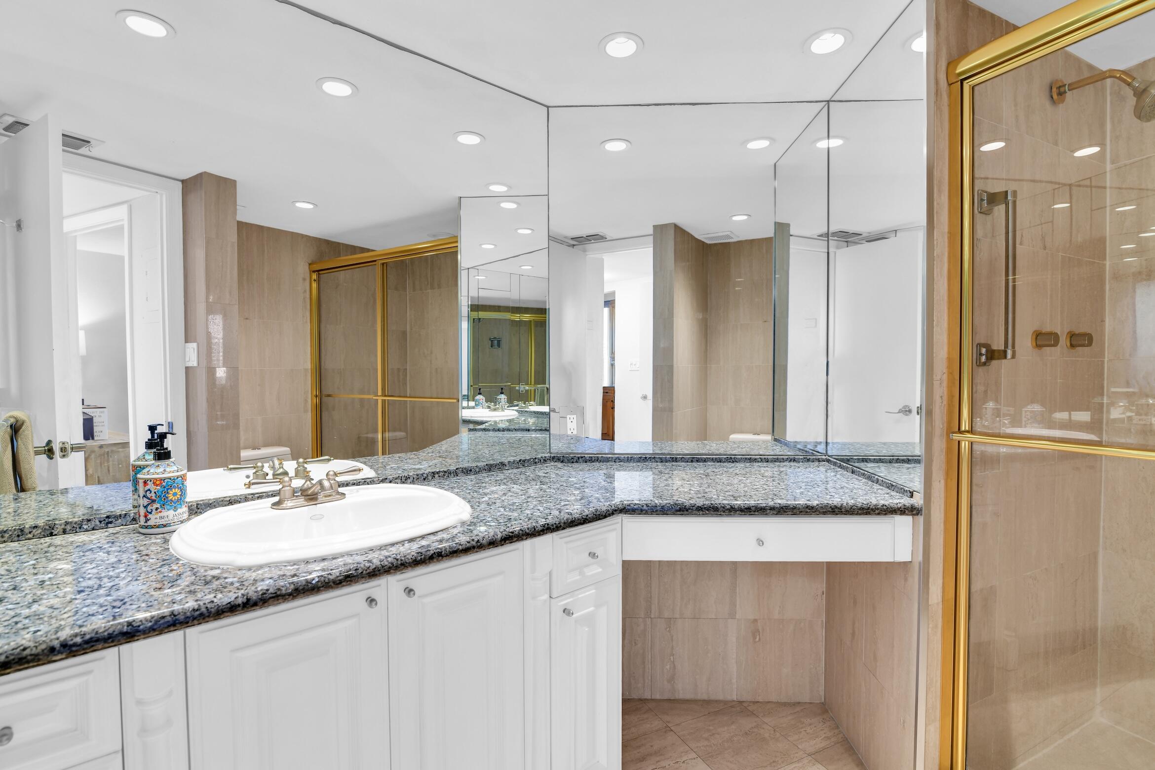 550 South Ocean Boulevard, Unit 407 Boca Raton, FL 33432 - Photo 28 of 47 Guest bathroom