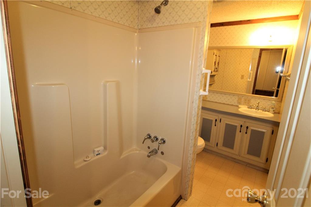 241 Gateway Farm Road Clover, SC 29710 - Photo 13 of 19 a bathroom with a bathtub