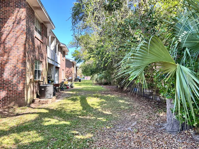 a view of a fountain in front of a building