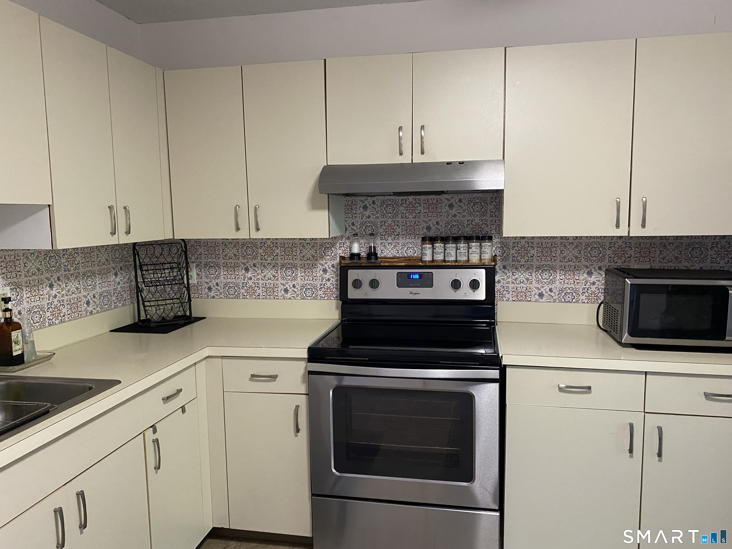 585 Park Road, Unit 58 Waterbury, CT 06708 - Photo 3 of 23 Kitchen with stainless appliances