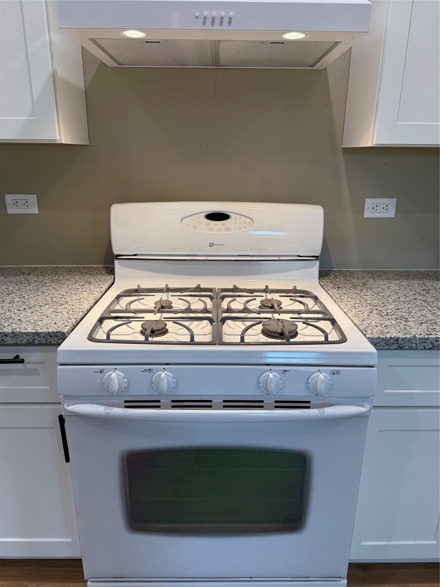 1922 Tabor Street Houston, TX 77009 - Photo 5 of 24 Gas cooking!