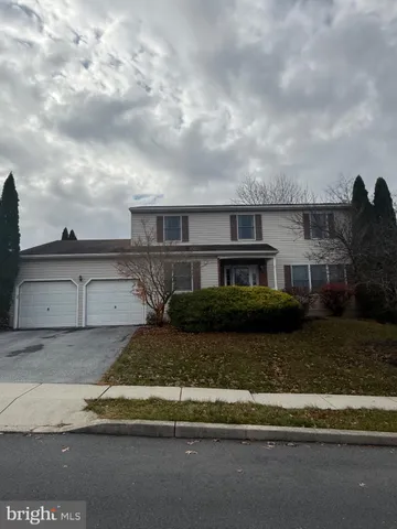 a view of a yard in front of a house